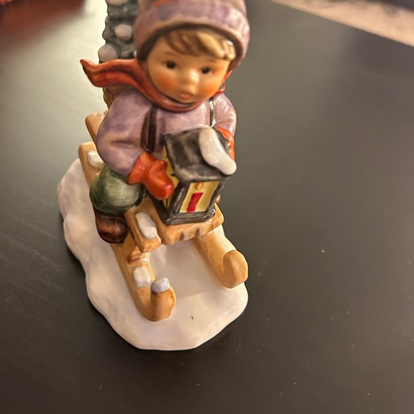 GOEBEL HUMMEL Vintage 3 7/8" X 4 1/2" "Ride into Christmas" porcelain figurine - Picture 2 of 6